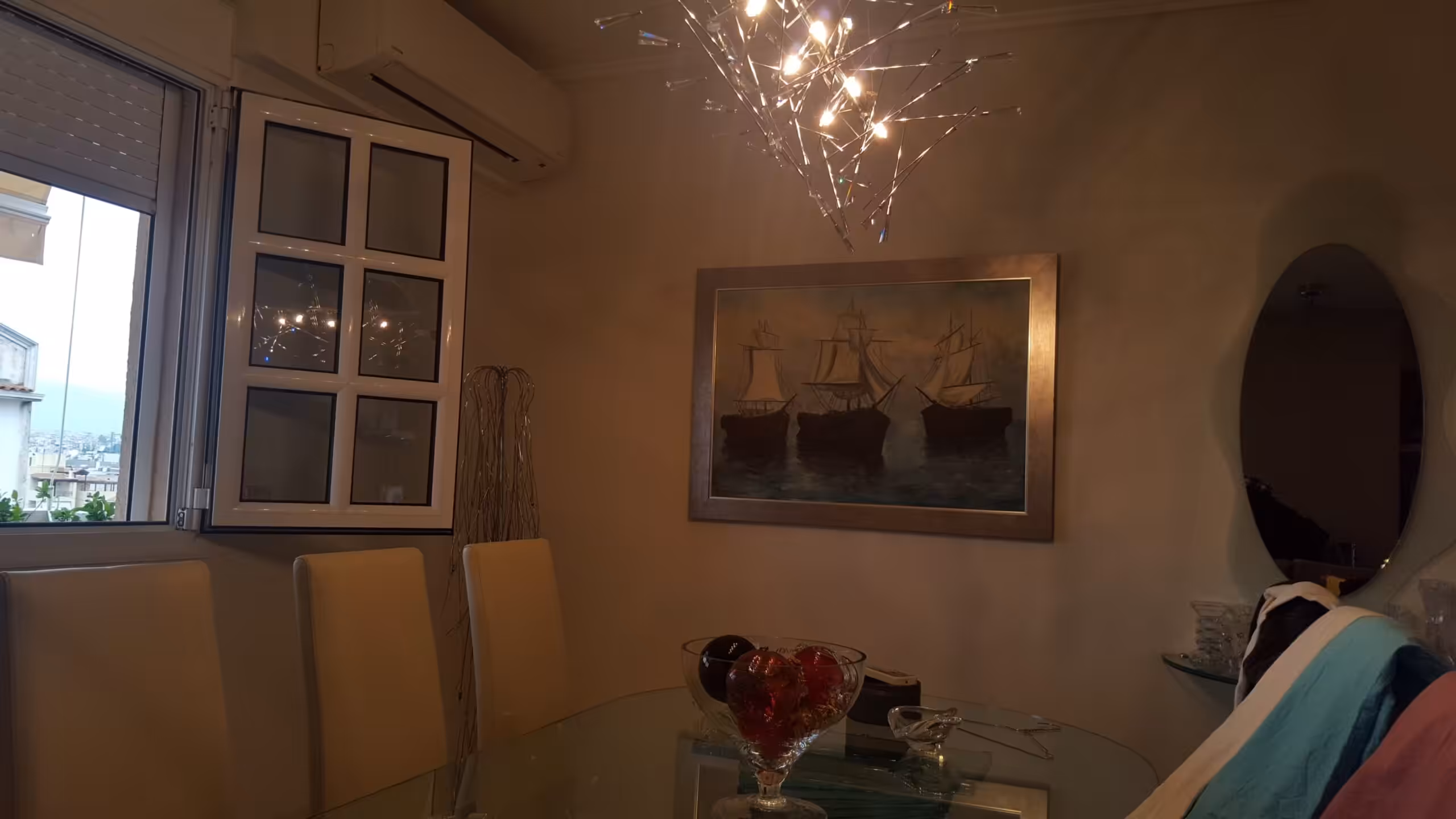Κορνιζαρισμένο έργο πάνω από τραπεζαρία