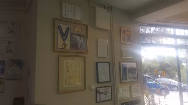 Εργαστήριο κορνιζών ΣΚΕΥΟΦΥΛΑΞ με δείγματα κορνιζών